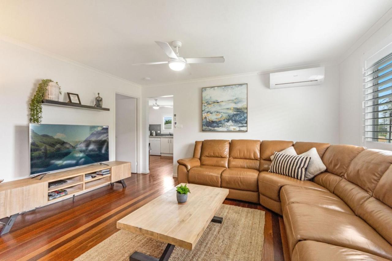 Convent Cottage - Pet Friendly Home In The Centre Of Town Yamba Exterior photo